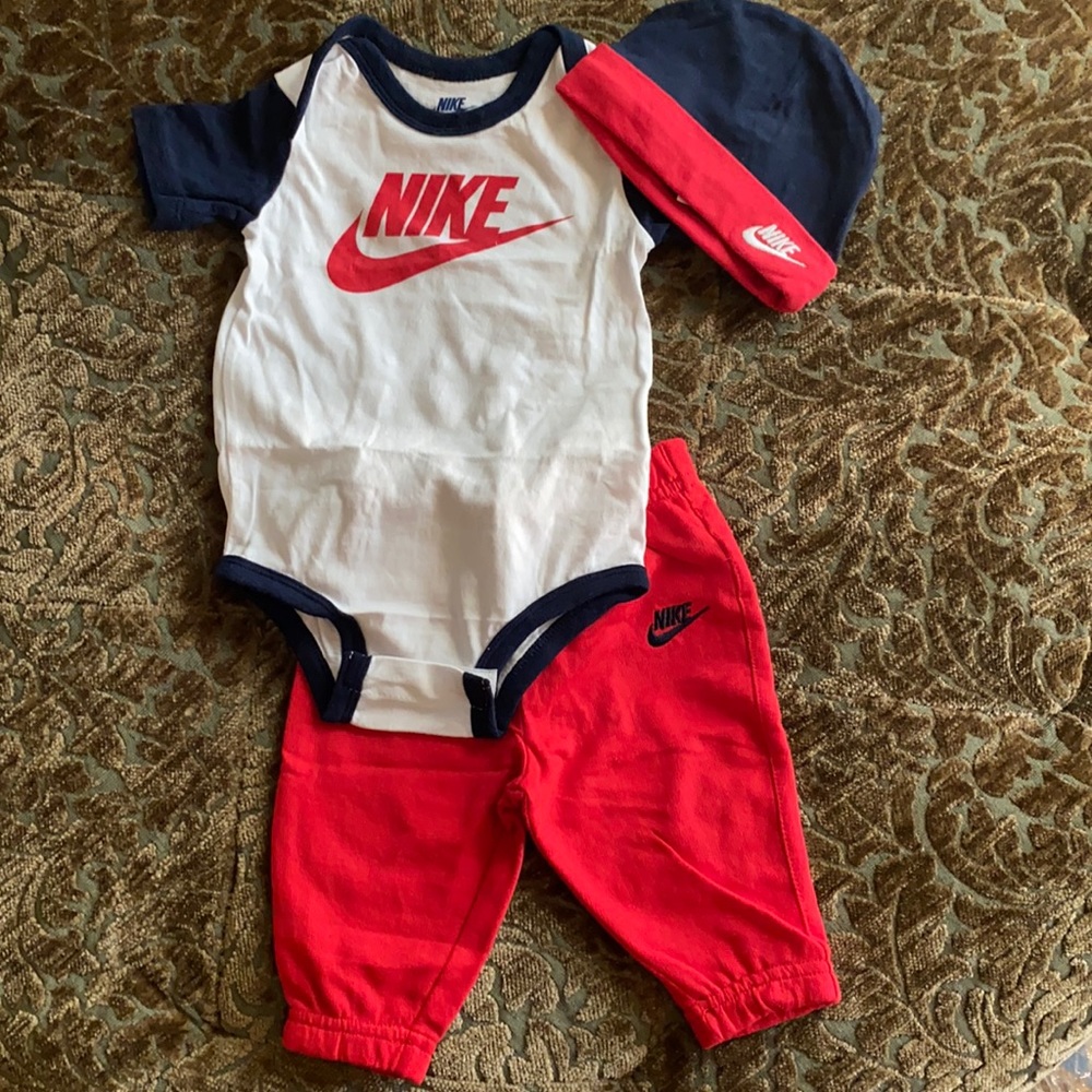Nike 3 piece baby set 3-6M